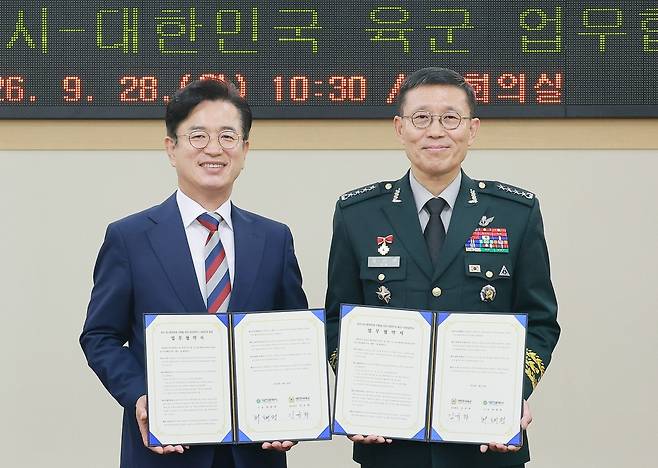 대전시-육군, 방산 인공지능 전환 업무협약 왼쪽부터 허태정 대전시장, 김규하 육군참모총장 [대전시 제공. 재판매 및 DB 금지]