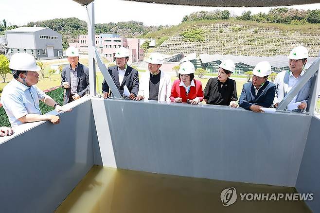 대구 취수원 개선 상황 점검 나선 시의원들 (대구=연합뉴스) 김용민 기자 = 권오섭 시의원 등 대구시의회 경제환경위원회 소속 시의원들이 제327회 임시회 기간인 29일 문산정수사업소를 찾아 대구 취수원 개선 추진 상황과 복류수 실증 실험 진행 상황을 점검했다. 2026.7.29 [대구시의회 제공.재판매 및 DB 금지] yongmin@yna.co.kr