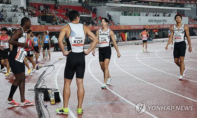 400m 계주 실격 (나고야=연합뉴스) 임화영 기자 = 27일 일본 아이치현 나고야 미즈호 공원 육상 경기장에서 열린 2026 아이치·나고야 아시안게임 육상 남자 400m 계주 결승에서 실격 판정을 받은 대한민국 대표팀 김시온, 나마디 조엘진, 이재성, 비웨사 다니엘 가사마가 트랙을 나서고 있다. 2026.9.27 hwayoung7@yna.co.kr