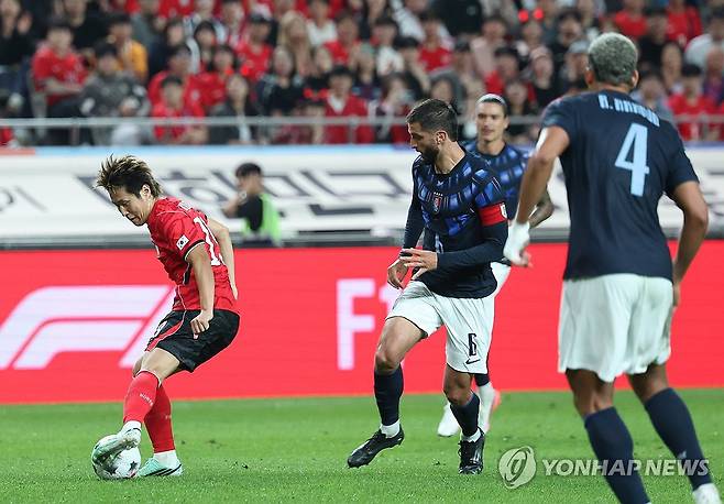 이강인의 탈압박 (서울=연합뉴스) 신준희 기자 = 28일 서울월드컵경기장에서 열린 축구 대한민국과 우루과이의 평가전. 
    한국 이강인이 공격을 하고 있다.  2026.9.28 hama@yna.co.kr