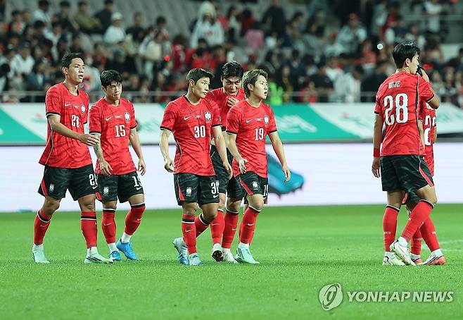 대패에 아쉬운 한국 (서울=연합뉴스) 신준희 기자 = 28일 서울월드컵경기장에서 열린 축구 대한민국과 우루과이의 평가전. 
    한국 이강인 등 선수들이 4대1로 패한 뒤 아쉬운 표정을 짓고 있다. 2026.9.28 hama@yna.co.kr