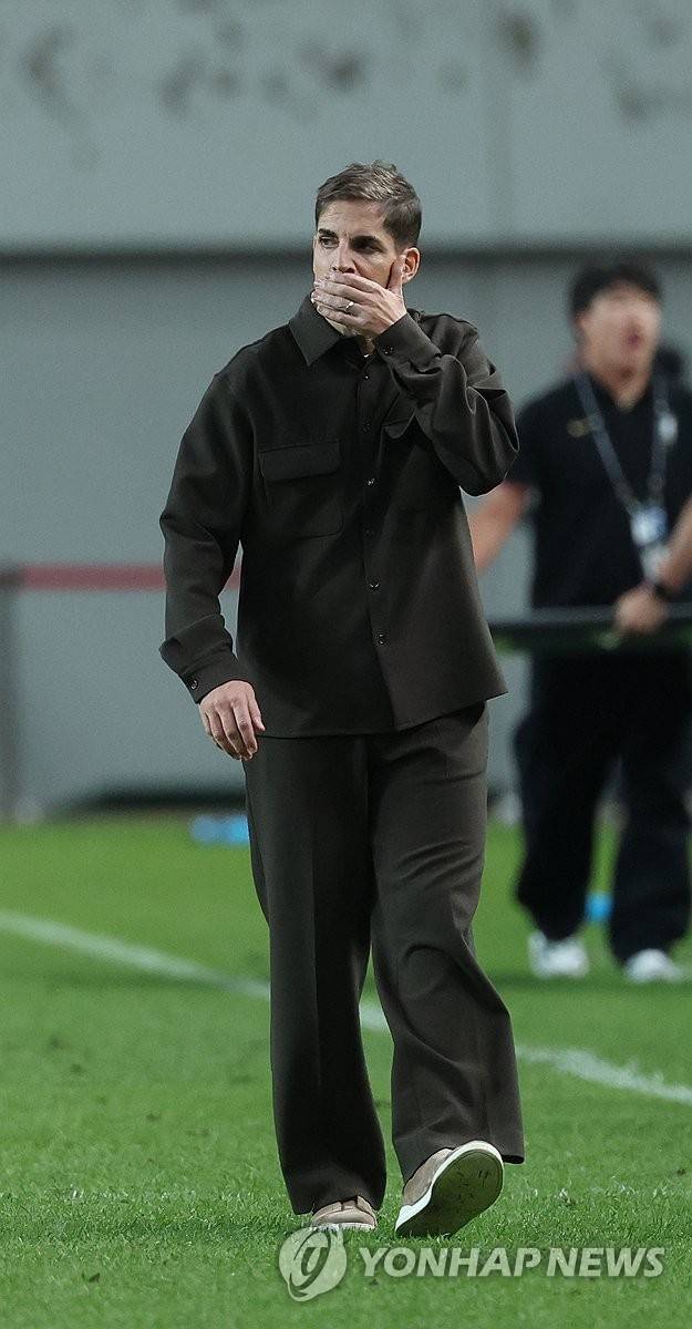 4대1 패배한 모레노 (서울=연합뉴스) 신준희 기자 = 28일 서울월드컵경기장에서 열린 축구 대한민국과 우루과이의 평가전. 
    한국 모레노 감독이 4대1로 경기가 종료된 뒤 어두운 표정을 짓고 있다. 2026.9.28 hama@yna.co.kr