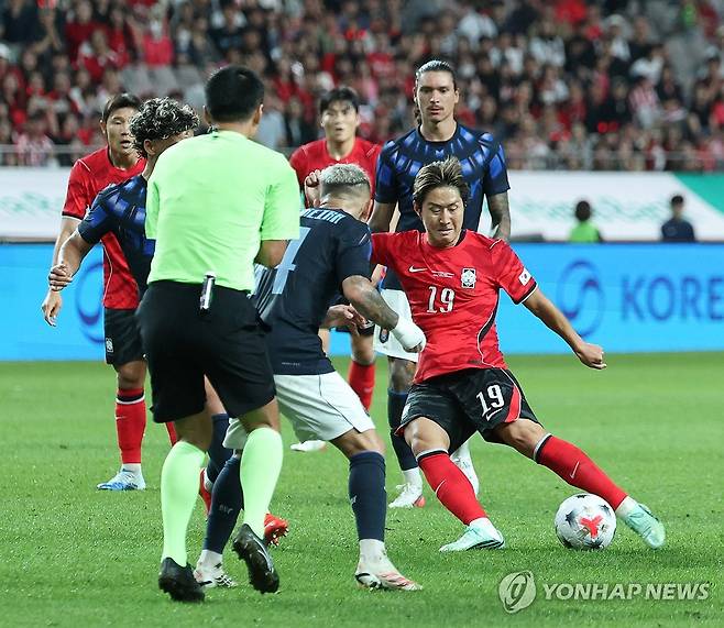 끝까지 열심히 (서울=연합뉴스) 신준희 기자 = 28일 서울월드컵경기장에서 열린 축구 대한민국과 우루과이의 평가전. 
    한국 이강인이 공격을 하고 있다.  2026.9.28 hama@yna.co.kr
