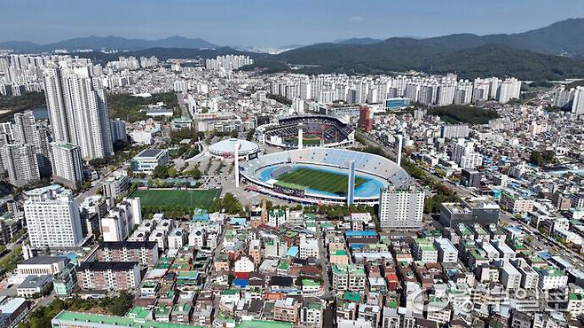 29일 수원시가 경기도 최초 돔 야구장을 비롯해 스포츠·문화·상업시설 복합단지 조성을 위한 행정절차에 돌입한다. 사진은 복합단지가 들어설 수원종합운동장 일대 전경. 노민규기자