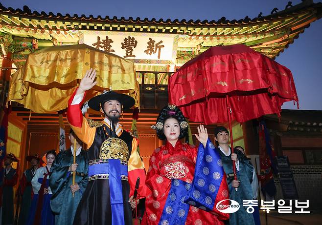 29일 오후 수원시 화성행궁에서 열린 '제63회 수원화성문화제' 프레스데이에서 정조대왕 능행차 거둥 행렬이 진행되고 있다. 임채운기자