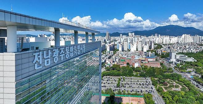 전남광주통합특별시가 지난 7월1일 출범한 가운데 지역 간 이해관계를 조정하고 권역별 강점을 통합 발전전략으로 연결해 320만 특별시민이 체감할 수 있는 성과를 내는 것이 후속 과제로 떠오르고 있다. 사진은 전남광주통합특별시청 광주청사에서 바라본 도심.<전남광주통합특별시 제공>