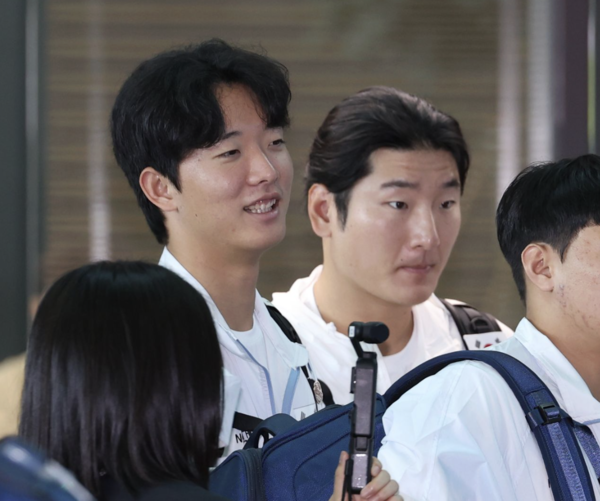최민석과 곽빈의 귀국(사진=두산)