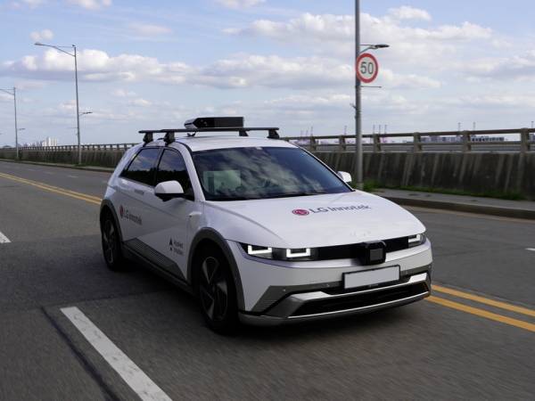 LG이노텍의 자율주행 센싱 데이터 수집 차량(Data Collection Vehicle)이 도심을 달리고 있다. /사진=LG이노텍 제공