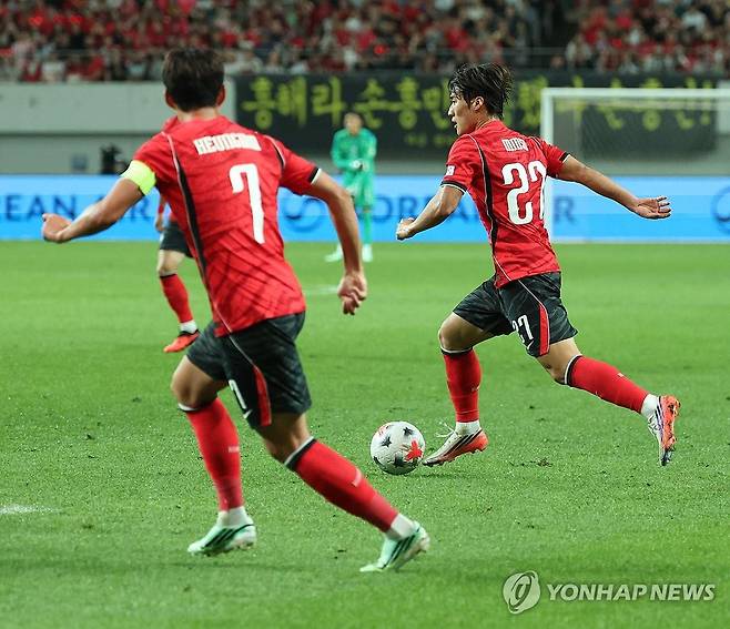 출처:연합뉴스 / 손흥민(왼쪽)과 김민수(오른쪽)