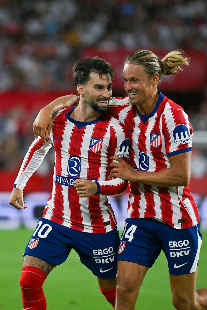 Atletico Madrid's Spanish forward #10 Alex Baena (L) celebrates scoring his team's third goal with teammate Atletico Madrid's Spanish midfielder #14 Marcos Llorente during the Spanish league football match between Sevilla FC and Club Atletico de Madrid at the Ramon Sanchez Pizjuan stadium in Seville on August 29, 2026. (Photo by JORGE GUERRERO / AFP)

<저작권자(c) 연합뉴스, 무단 전재-재배포, AI 학습 및 활용 금지>