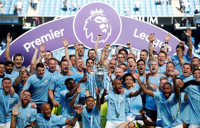 FILE PHOTO: Soccer Football - Premier League - Manchester City vs Huddersfield Town - Etihad Stadium, Manchester, Britain - May 6, 2018   Manchester City manager Pep Guardiola celebrates with the trophy, players and staff after winning the Premier League title   Action Images via Reuters/Carl Recine    EDITORIAL USE ONLY. No use with unauthorized audio, video, data, fixture lists, club/league logos or "live" services. Online in-match use limited to 75 images, no video emulation. No use in betting, games or single club/league/player publications.  Please contact your account representative for further details./File Photo        <저작권자(c) 연합뉴스, 무단 전재-재배포, AI 학습 및 활용 금지>
