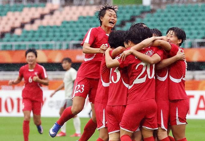 북한 여자 축구 대표팀 선수들이 29일 일본 시즈오카현 후쿠로이의 시즈오카 스타디움에서 열린 2026 아이치-나고야 아시안게임 여자 축구 4강전에서 중국의 자책골이 터지자 기뻐하고 있다. 후쿠로이=뉴스1