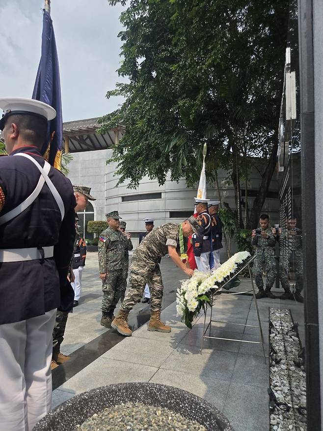 주일석 해병대사령관이 29일 필리핀군 대표 장성과 함께 한국전 참전기념관에서 헌화하고 있다. 해병대 제공