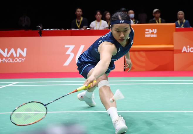 <yonhap photo-5048=""> '금메달을 향해'(이치노미야[일본]=연합뉴스) 서대연 기자 = 29일 일본 아이치현 이치노미야 시립체육관에서 열린 2026 아이치·나고야 아시안게임 배드민턴 여자 단식 결승 대한민국 안세영과 일본 야마구치 아카네의 경기. 한국 안세영이 셔틀콕을 넘기고 있다. 2026.9.29dwise@yna.co.kr/2026-09-29 15:32:55/<저작권자 ⓒ 1980~2026 ㈜연합뉴스. 무단 전재 재배포 금지, AI 학습 및 활용 금지></yonhap>