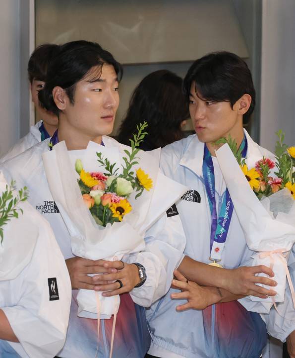 2026 아이치·나고야 아시안게임에서 우승을 차지한 한국 야구 대표팀 곽빈(왼쪽)과 김도영이 28일 인천국제공항을 통해 귀국, 환영 행사를 앞두고 대화하고 있다. 연합뉴스