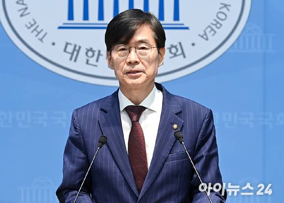 조경태 국민의힘 의원이 8일 서울 여의도 국회 소통관에서 정치 현안 관련 기자회견을 하고 있다. [사진=곽영래 기자]
