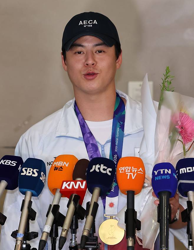 2026 아이치·나고야 아시안게임 금메달을 차지한 야구 대표팀 노시환이 28일 인천국제공항 제2여객터미널을 통해 귀국한 후 취재진의 질문에 답하고 있다. 뉴스1