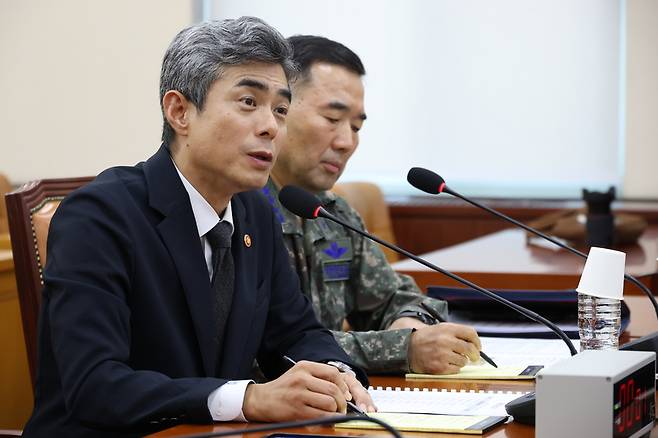 ▲ 강신철 국방부 장관이 29일 국회에서 열린 국방위원회 DMZ 지뢰 추정 폭발사고 현안 질의에 출석해 답변하고 있다. 연합뉴스