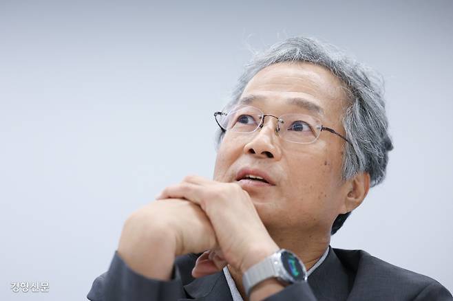 <노무현 평전>을 최근 출간한 윤태영 작가가 지난 21일 서울 종로구 노무현시민센터에서 인터뷰를 하고 있다. 윤 작가는 정본 평전 출간을 계기로 노 전 대통령과 그의 시대가 객관적으로 연구되고 평가되기를 희망했다.  성동훈 기자  zenism@kyunghyang.com
