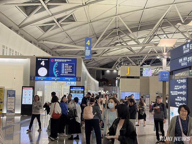 28일 인천공항 제1여객터미널이 내·외국인으로 붐비고 있다. 심하연 기자