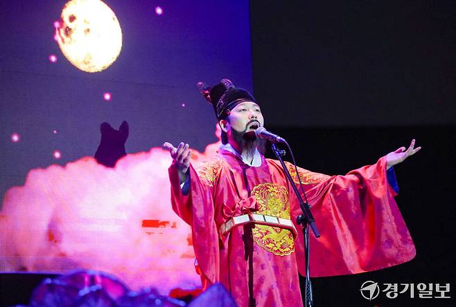 29일 오후 수원특례시 팔달구 화성행궁에서 열린 '제63회 수원화성문화제 프레스데이'에서 선유몽 공연 시연을 하고 있다. 홍기웅기자