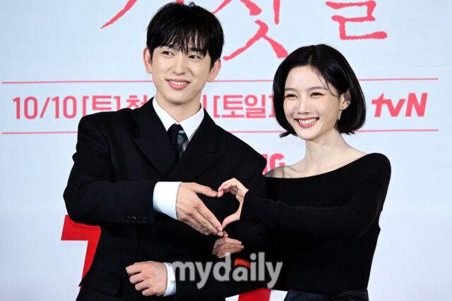 2026년 9월 29일 오후 서울 CGV 용산아이파크몰에서 진행된 tvN '100일의 거짓말' 제작발표회에서 박진영과 김유정이 포즈를 취하고 있다. / 곽경훈 기자 kphoto@mydaily.co.kr