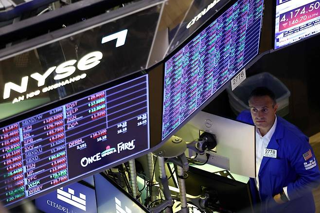 28일(현지시간) 미국 뉴욕증권거래소(NYSE) 객장에서 한 트레이더가 업무를 보고 있다.[AFP]