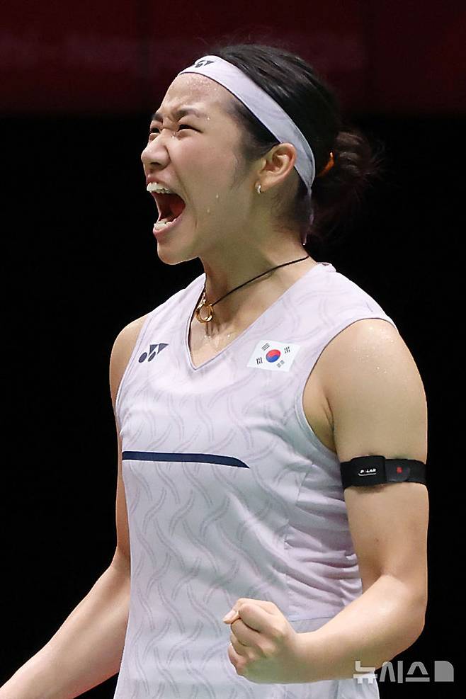 [이치노미야(일본)=뉴시스] 황준선 기자 = 28일(현지 시간) 일본 아이치현 이치노미야시립 종합체육관에서 열린 2026 아이치·나고야 아시안게임 배드민턴 여자 단식 준결승전에서 한국 안세영이 중국 천위페이를 상대로 세트스코어 2-0으로 승리한 뒤 기뻐하고 있다. 2026.09.28. hwang@newsis.com