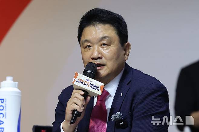 [서울=뉴시스] 조성우 기자 = 29일 서울 용산구 블루스퀘어 우리WON뱅킹홀에서 열린 한국농구연맹(KBL) 2026~2027 프로농구 개막 미디어데이에서 유도훈 정관장 감독이 출사표를 밝히고 있다. 2026.09.29. xconfind@newsis.com