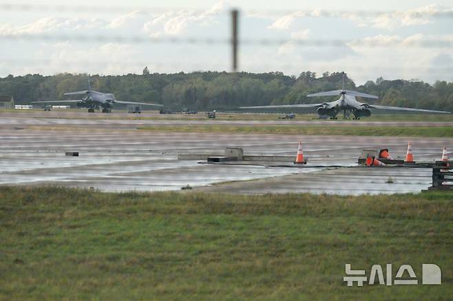 [페어포드=AP/뉴시스] 27일(현지 시간) 영국 공군(RAF) 페어포드 기지에 미 공군의 B-1 폭격기가 보이고 있다. 2026.09.29.