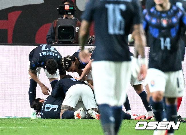 [OSEN= 서울월드컵경기장, 이대선 기자] 로베르토 모레노 감독이 이끄는 한국 축구대표팀이 28일 서울월드컵경기장에서 우루과이와 A매치 경기를 가졌다.한국은 지난 24일 오현규, 손흥민, 이동경의 연속골이 터져 에콰도르를 3-0으로 제압했다. 모레노 감독은 한국대표팀 데뷔전에서 승리를 신고했다. 전반 우루과이 기예르모 바렐라가 세 번째 골을 성공시키고 환호하고 있다. 2026.09.28 / sunday@osen.co.kr