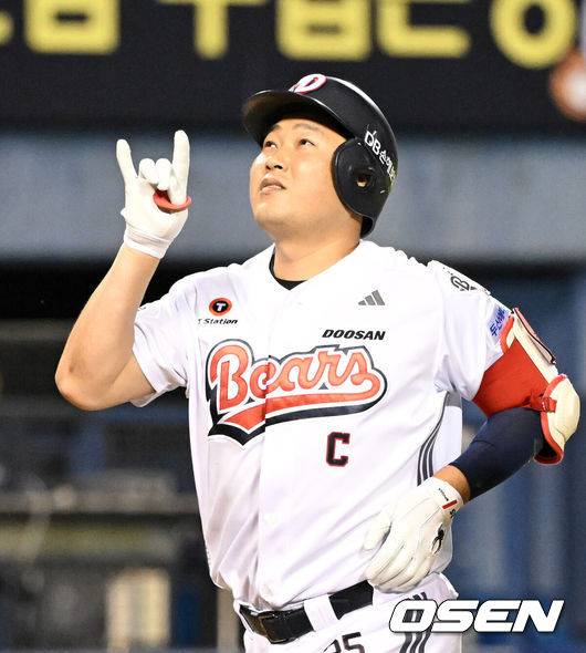 [OSEN=잠실, 이대선 기자] 29일 서울 잠실야구장에서 2026 신한 SOL KBO리그 두산 베어스와 NC 다이노스의 경기가 열렸다.두산은 벤자민, NC는 이재학을 선발로 내세웠다.3회말 무사에서 두산 양의지가 좌월 솔로 홈런을 치고 환호하고 있다.  2026.09.29 /sunday@osen.co.kr