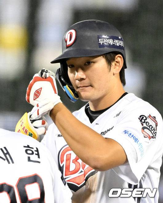 [OSEN=잠실, 이대선 기자] 29일 서울 잠실야구장에서 2026 신한 SOL KBO리그 두산 베어스와 NC 다이노스의 경기가 열렸다.두산은 벤자민, NC는 이재학을 선발로 내세웠다.4회말 1사에서 두산 안재석이 우전 안타를 치고 환호하고 있다.  2026.09.29 /sunday@osen.co.kr