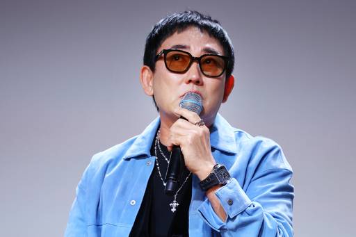 가수 이승철이 29일 서울 현대카드 언더스테이지에서 열린 데뷔 40주년 기념 트리뷰트 듀엣 프로젝트 앨범 선공개곡 음감회에서 발언 도중 눈시울을 붉히고 있다. 연합뉴스