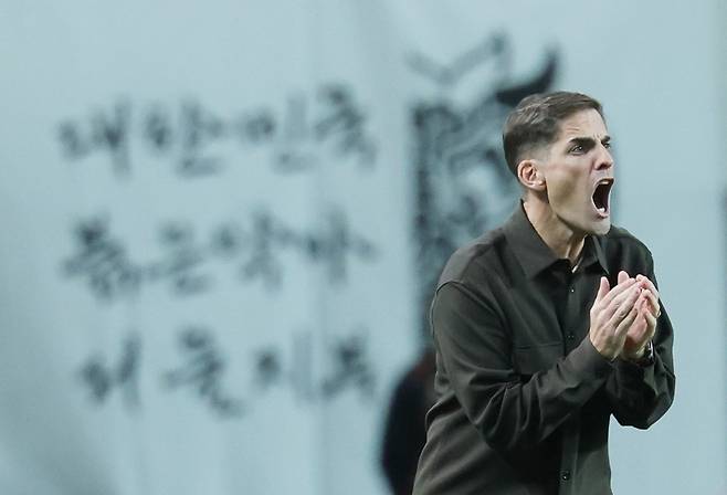 축구대표팀 로베르트 모레노 감독이 28일 서울월드컵경기장에서 열린 우루과이전에서 선수들에게 작전 지시를 하고 있다. 연합뉴스