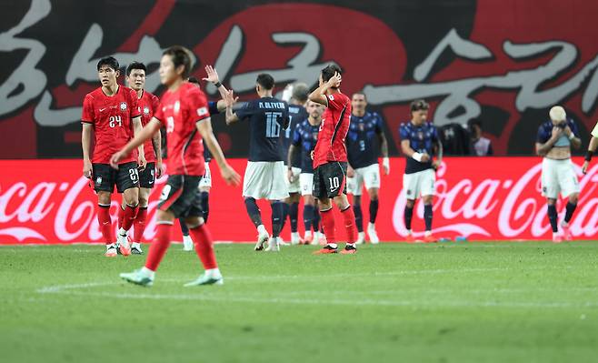 한국 축구대표팀 선수들이 28일 서울월드컵경기장에서 열린 우루과이와 평가전에서 세 번째 골을 내준 뒤 아쉬워하고 있다.   연합뉴스