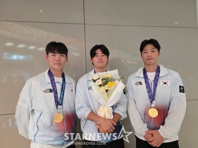대한민국 야구 대표팀 성영탁, 김도영, 박재현(왼쪾부터)이 28일 인천국제공항을 통해 귀국한 뒤 취재진과 인터뷰에 응했다. /사진=김동윤 기자