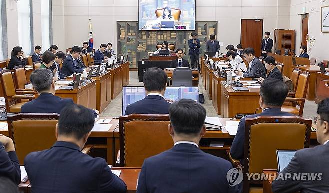 국회 문체위, 소관 심사 법안 상정 (서울=연합뉴스) 황광모 기자 = 16일 국회 문화체육관광위원회 전체 회의에서 이재정 위원장과 여야 문체위원들이 뉴스통신 진흥에 관한 법률 일부개정법률안 등 심의할 100여개의 법안을 상정하고 있다. 2026.9.16 hkmpooh@yna.co.kr
