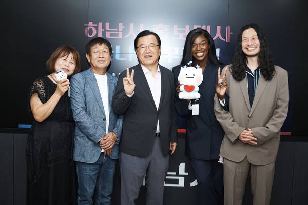 지난 7일 하남시청에서 열린 ‘하남시 홍보대사 위촉식’에서 안무가 카니와 이현재(가운데) 시장이 기념촬영을 하고 있다. 2026.9.7 /하남시 제공