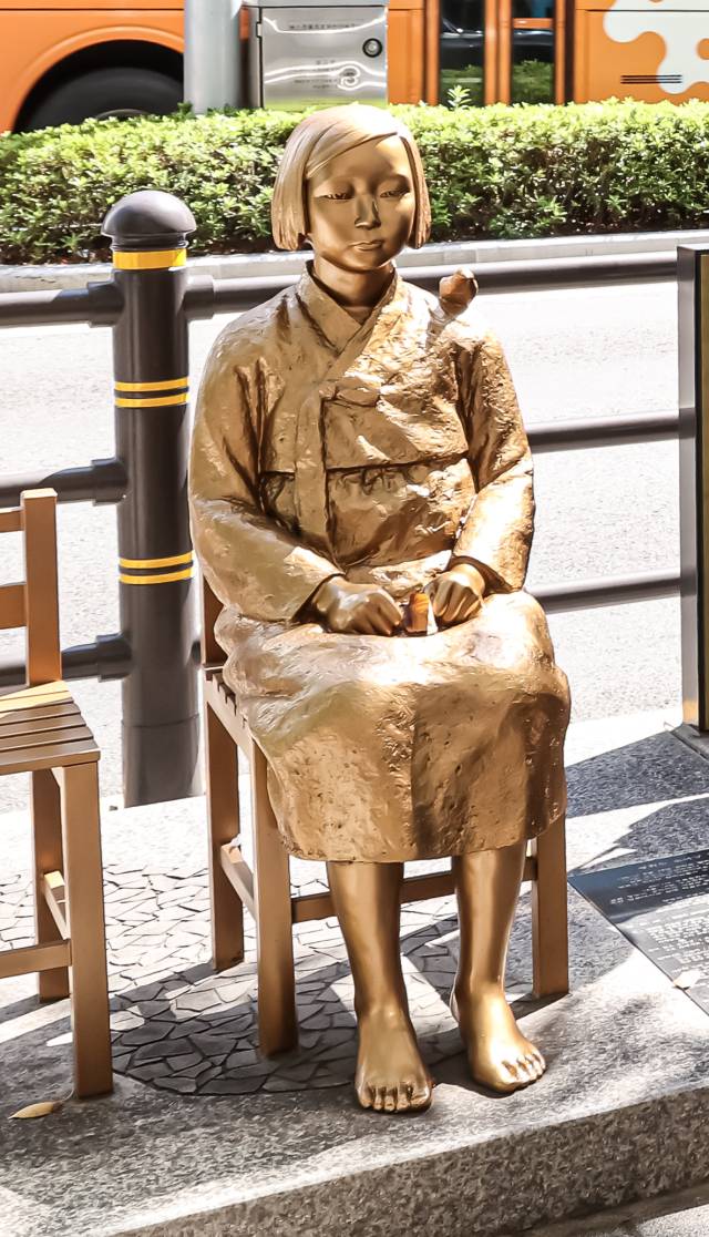 일본군 위안부 문제 해결을 위한 부산여성행동과 소녀상을 지키는 부산시민행동은 30일 부산 동구 일본총영사관 앞에 설치된 평화의소녀상에서 바리케이드(경찰질서유지 이동식 펜스)를 2년5개월 만에 철거한 사실을 알렸다. 이원준 기자 lwj@