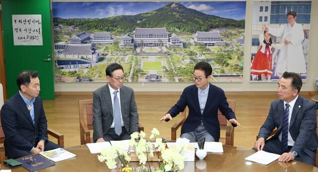 전화식 성주군수와 실·과장들은 9월 29일 이철우 경북도지사를 방문, 성주군의 주요 현안을 설명하고 2027년도 핵심사업에 대한 도비 지원과 행·재정적 협력을 요청했다. 성주군 제공