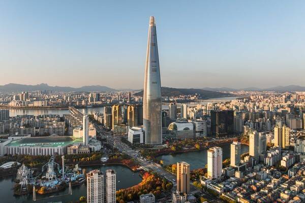서울 송파구에 있는 롯데월드타워 전경. [출처=롯데지주]