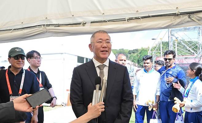 정의선 대한양궁협회 회장이 2026 아시안게임 오카자키 양궁경기장에 인터뷰를 하고 있다. [사진=대한양궁협회]