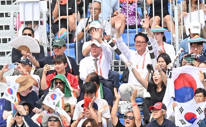 정의선 대한양궁협회 회장이 2026 아시안게임 오카자키 양궁경기장에 경기를 관람하고 있다. [사진=대한양궁협회]