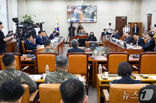 강신철 국방부 장관이 29일 서울 여의도 국회에서 열린 제439회 국회(정기회) 국방위원회 제4차 전체회의에 출석해 비무장지대(DMZ) 지뢰 추정 폭발 사고 관련 현안보고 후 의원 질의에 답하고 있다. 2026.9.29 ⓒ 뉴스1 유승관 기자