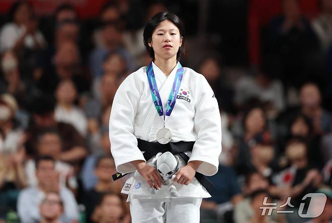 대한민국 장세윤이 30일 일본 아이치 인터내셔널 아레나에서 열린 2026 아이치·나고야 아시안게임 유도 여자 52kg급 결승 시상식에서 은메달을 걸고 있다. 2026.9.30 ⓒ 뉴스1 김민지 기자