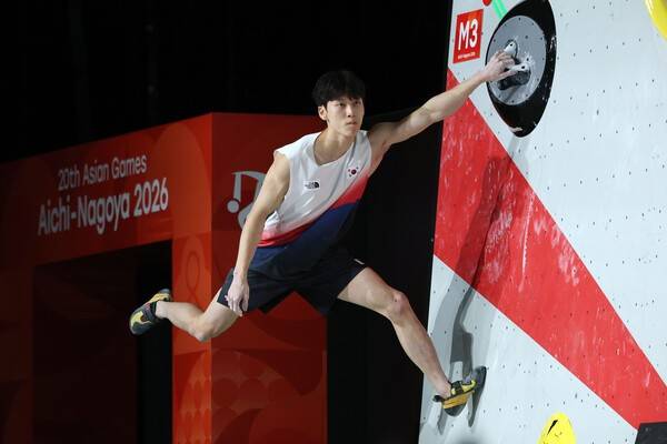 2026 아이치·나고야 아시안게임 스포츠클라이밍 남자 볼더 결승에서 이도현이 문제를 풀고 있다. /사진=뉴시스