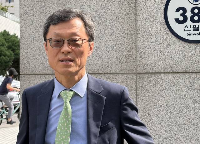 KBS 측 특별대리인으로 지정된 정재권 KBS 이사장이 지난 9월 9일 서울 양천구 남부지방법원에서 열린 박장범 KBS 사장이 제기한 ‘이사회 결의 효력정지’ 가처분 신청 심문에 출석한 뒤 취재진의 질문에 답하고 있다. [연합뉴스]