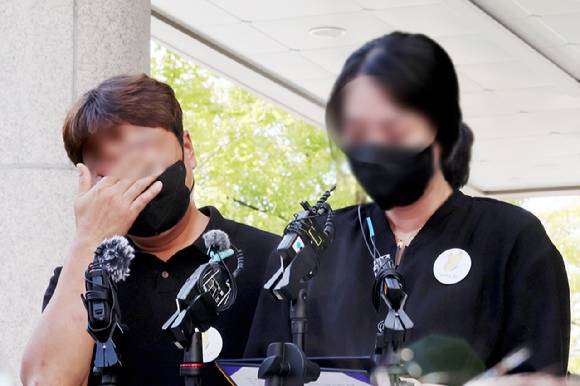 '여고생 살해범' 장윤기(23)에게 무기징역이 선고된 30일 오후 광주지방법원 앞에서 고(故) 이채원 양의 유족이 선고 결과에 대한 입장을 밝히고 있다. [사진=연합뉴스]