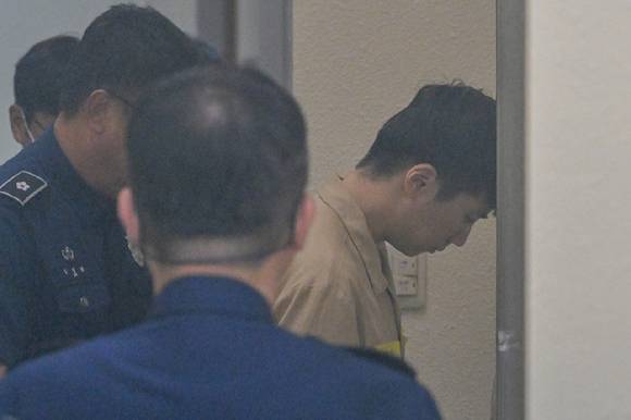 '여고생 살해범' 장윤기에 대한 선고 공판이 열리는 30일 오후 광주지방법원에서 성폭력범죄의 처벌 등에 관한 특례법상 강간살인 등 혐의로 구속 기소된 장윤기가 법정으로 출정하고 있다. 2026.9.30 [공동취재] [사진=연합뉴스]